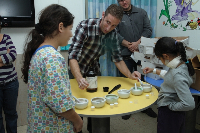 ילדים מדליקים חנוכייה מדעית במרכז הרפואי "קפלן". אור קטן